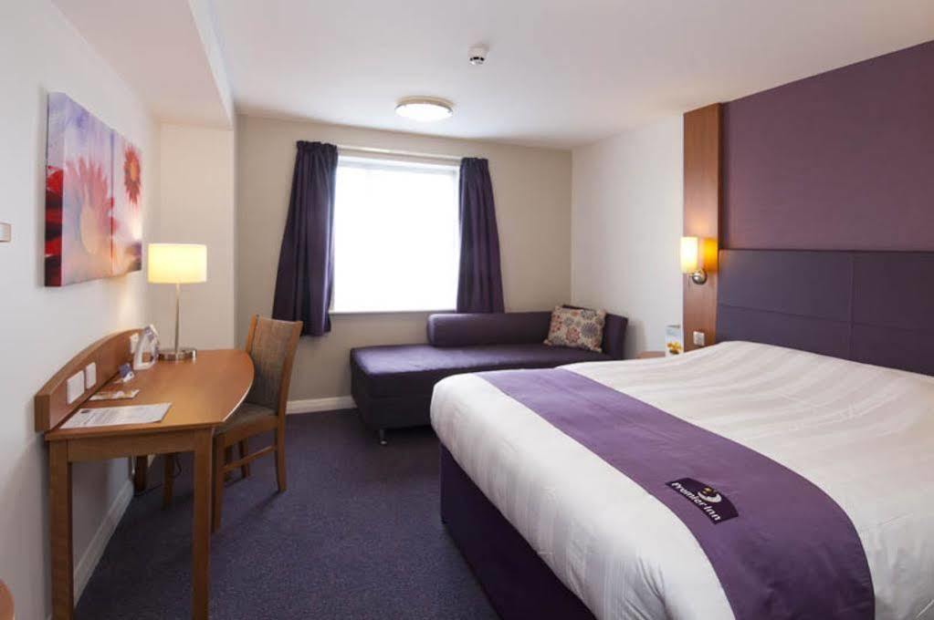 Premier Inn London Dagenham Buitenkant foto