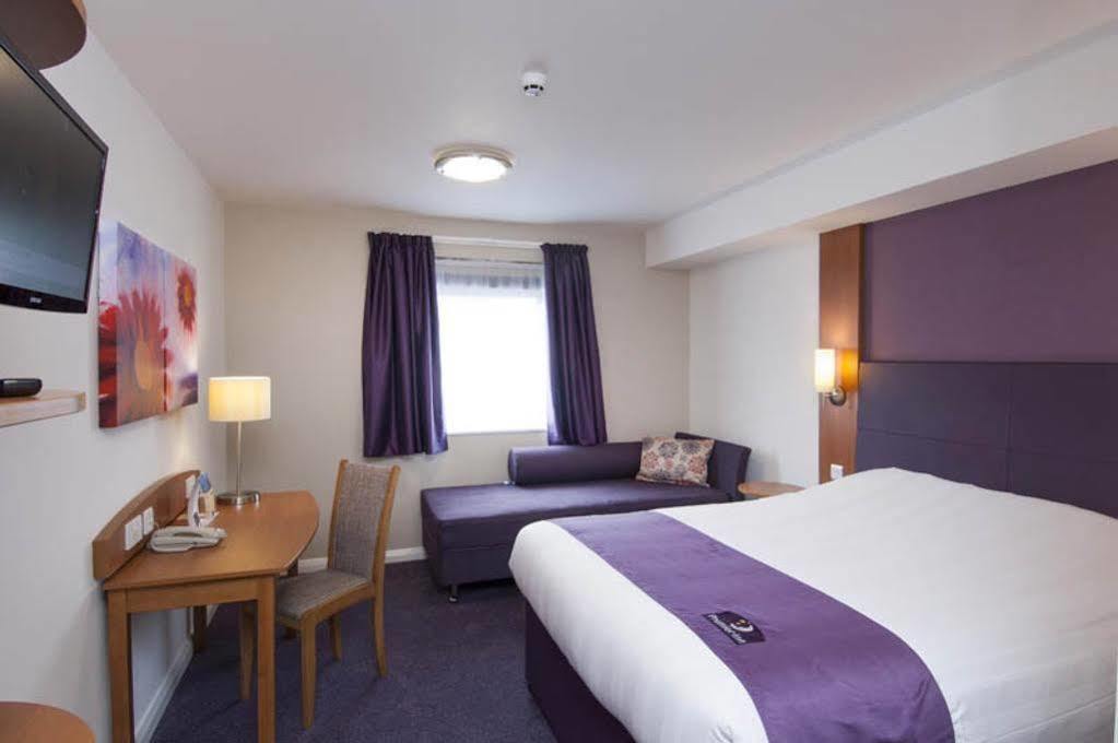 Premier Inn London Dagenham Buitenkant foto