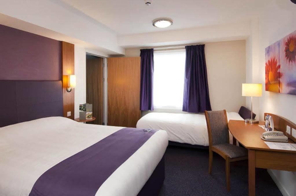 Premier Inn London Dagenham Buitenkant foto