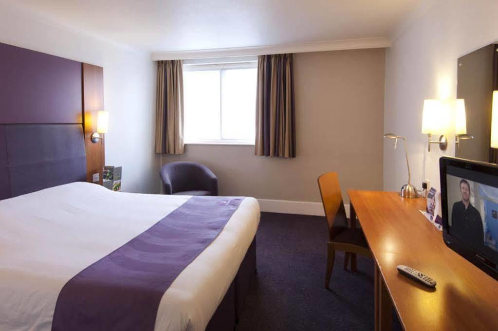 Premier Inn London Dagenham Buitenkant foto